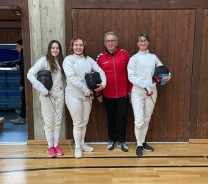 Fechten Rottal-Inn / Turnierreifeprüfung vom 20.01.2024. Bild der Damen mit ihrem Trainer: Von links: Lisa Bruckmeier, Sandra Roseneder, Roland Callies und Eileen Hermann.